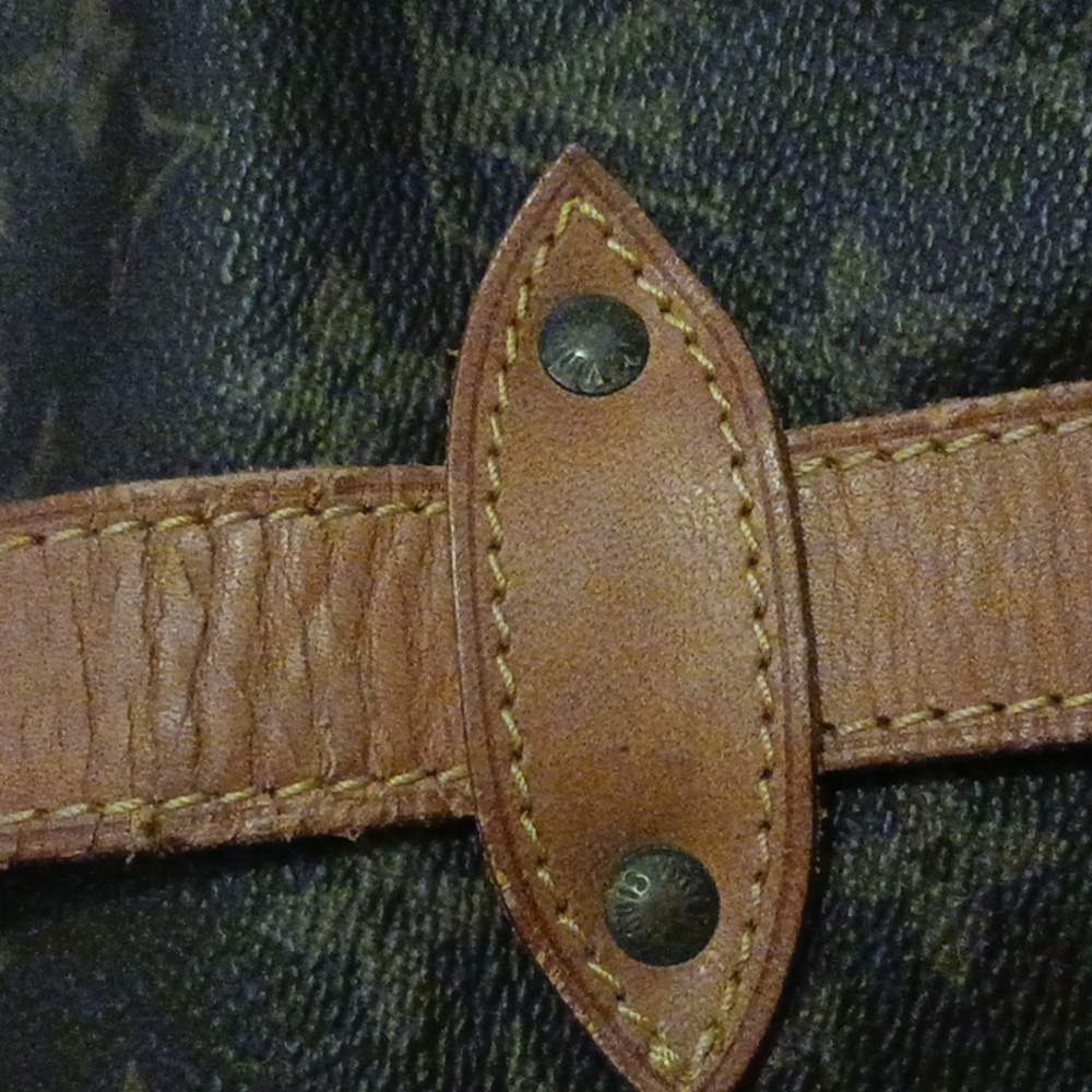 "AUTHENTICATED"Louis Vuitton Saumur Crossbody Bag. - Picture 12 of 16